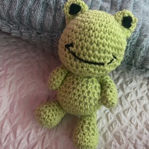 Crochet frog!!💚🤍